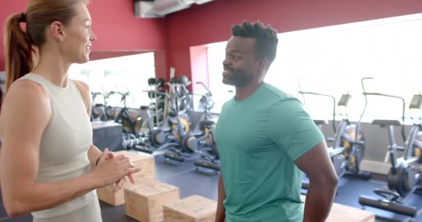 Passar Ung Kaukasisk Kvinna Och Afroamerikansk Man Poserar Ett Gym — Stockvideo