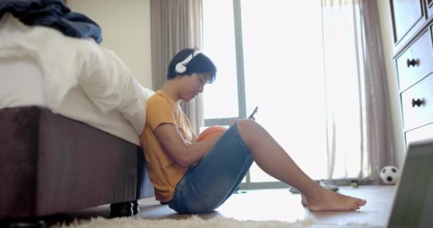 Menino Asiático Adolescente Gosta Música Casa Está Sentado Chão Com — Vídeo de Stock