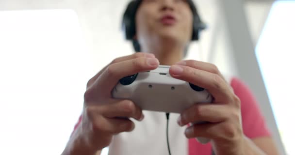 Asyalı Genç Çocuk Evdeki Oyunlara Odaklanmış Bilgisayar Oyunu Kontrolörüyle Yoğun — Stok video