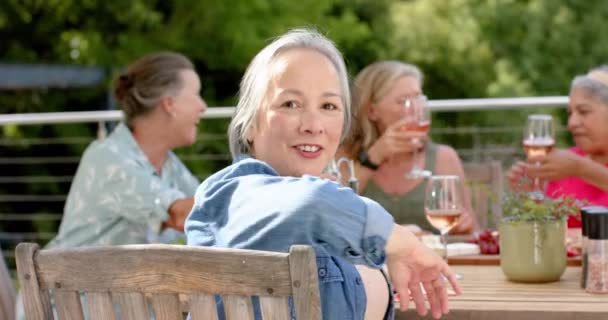 여성은 모임에서 마음에 웃음을 즐깁니다 친구들에 둘러싸인 장면은 편안한 슬로우 — 비디오