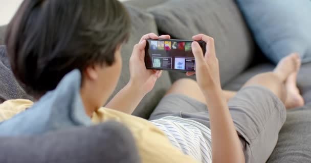 Teenage Asijské Chlapec Hraje Hru Jeho Smartphone Doma Leží Pohodlně — Stock video