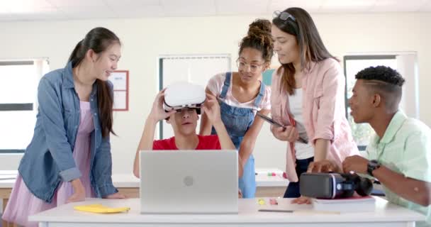 多様な学生が高校の環境でVrテクノロジーに従事しています インタラクティブな学習セッションの間に 十代のアジアの少女と社会的な仲間はバーチャルリアリティを探求します スローモーション — ストック動画