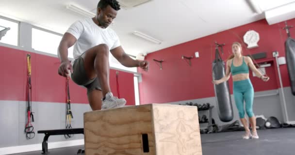 Ein Fitter Afroamerikaner Springt Der Turnhalle Auf Eine Kiste Junge — Stockvideo