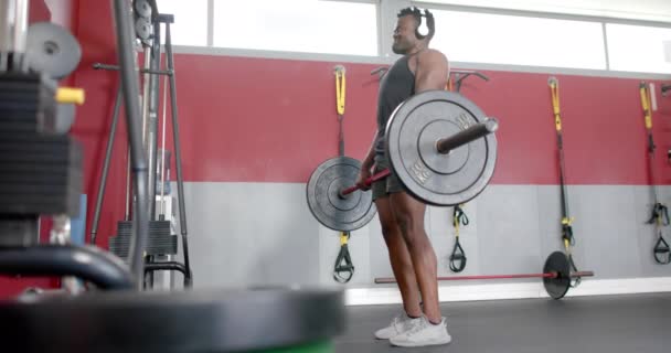 Fit Afro Amerikaanse Man Tilt Gewichten Sportschool Zijn Focus Vastberadenheid — Stockvideo