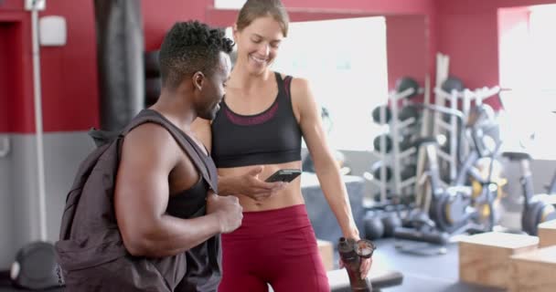 适合非洲裔美国男人和年轻的白人女人在健身房 在健身过程中 他们分享着一段连接的时间 慢动作 — 图库视频影像