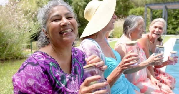 여성은 모임을 즐긴다 그녀는 정원에서 여유로운 친구들과 웃음을 슬로우 — 비디오