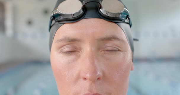 Kaukasische Schwimmerin Mit Schwimmbrille Sie Ist Einem Pool Konzentriert Und — Stockvideo