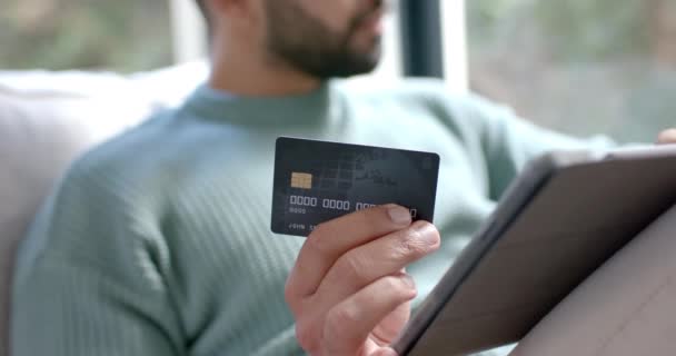 Młody Azjata Robi Zakupy Online Używając Tabletu Karty Kredytowej Domu — Wideo stockowe
