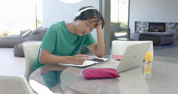 Nastoletni Azjata Uczący Się Laptopie Nowoczesnym Domu Skupiony Zadaniach Domowych — Wideo stockowe