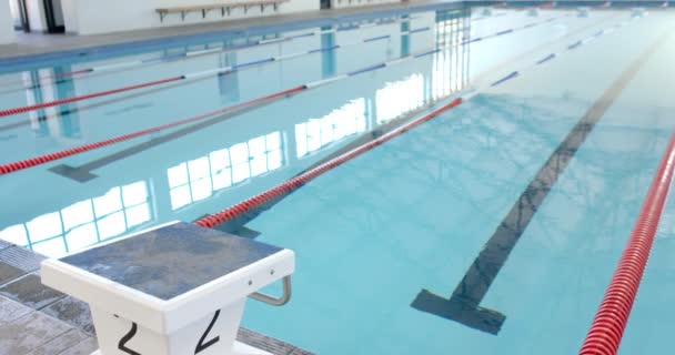 운동선수들은 수영장에 다이빙을 준비합니다 경쟁적인 슬로우 모션에서 수영자의 성능의 기대에 — 비디오