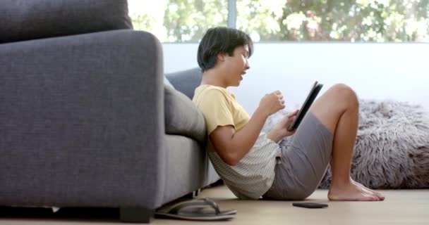 Adolescente Asiático Chico Centró Tableta Casa Está Disfrutando Día Informal — Vídeos de Stock