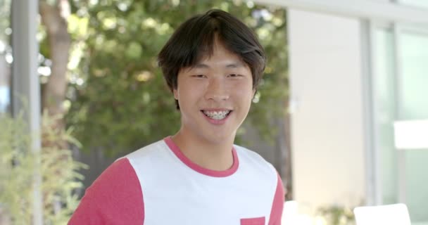 Adolescente Asiático Chico Sonríe Brillantemente Aire Libre Con Espacio Copia — Vídeos de Stock