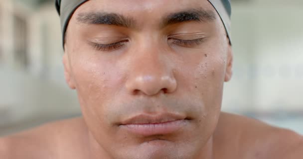 Close Unui Tânăr Atlet Sex Masculin Înotător Purtând Șapcă Înot — Videoclip de stoc