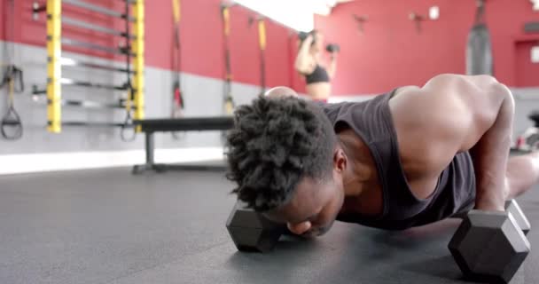 Ajuste Hombre Afroamericano Levantando Pesas Gimnasio Enfoque Fitness Entrenamiento Fuerza — Vídeo de stock
