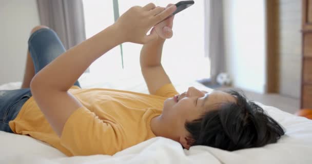 Dospívající Asijský Chlapec Leží Doma Posteli Prohlíží Smartphone Užívá Chvilku — Stock video