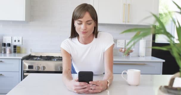 Biała Kobieta Średnim Wieku Nowoczesnej Kuchni Przegląda Smartfona Zaczyna Dzień — Wideo stockowe
