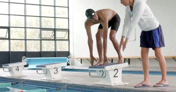 Treinador Instrui Jovem Atleta Biracial Masculino Nadador Beira Piscina Com — Vídeo de Stock