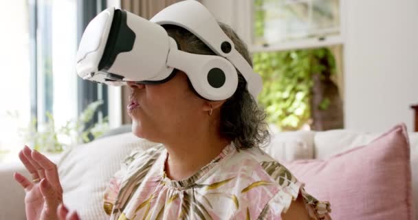 Wanita Birasial Senior Mengeksplorasi Realitas Maya Rumah Dia Terlibat Dan — Stok Video