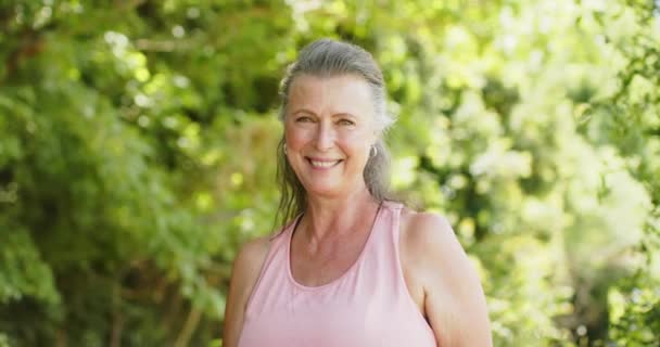 Senior Blanke Vrouw Glimlacht Helder Buiten Haar Uitdrukking Straalt Vertrouwen — Stockvideo