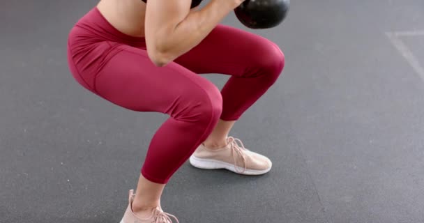 Fit Unge Kaukasiske Kvinde Gym Med Kettlebells Hun Iført Activewear – Stock-video