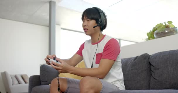 Asiatischer Teenager Spielt Videospiele Häuslichen Umfeld Mit Kopierraum Sein Gesichtsausdruck — Stockvideo