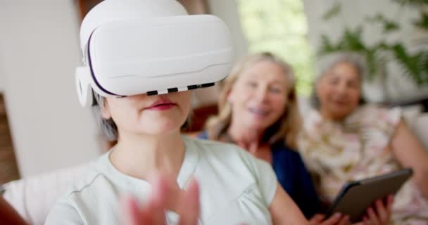 Kaukasische Oudere Biraciale Vrouwen Verkennen Virtuele Realiteit Thuis Opwinding Vult — Stockvideo