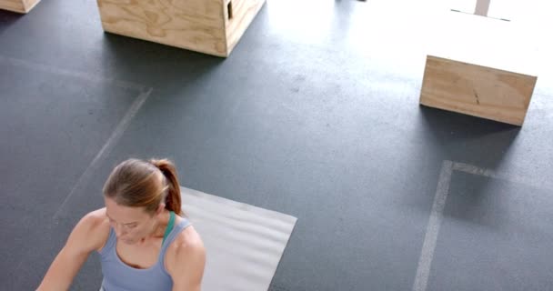 Genç Beyaz Kadın Spor Salonundaki Paspasın Üstünde Egzersiz Yapıyor Odaklanmış — Stok video