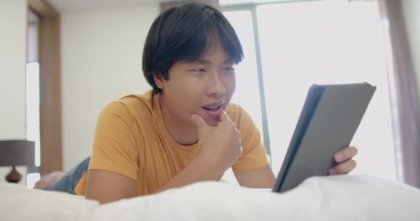 Подросток Азиат Сосредоточился Планшете Дома Занимается Электронным Обучением Комфортно Учится — стоковое видео