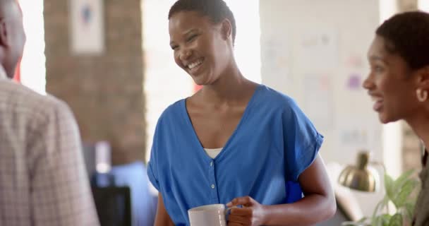 Молодая Афро Американская Деловая Женщина Непринужденной Обстановке Наслаждается Беззаботной Беседой — стоковое видео