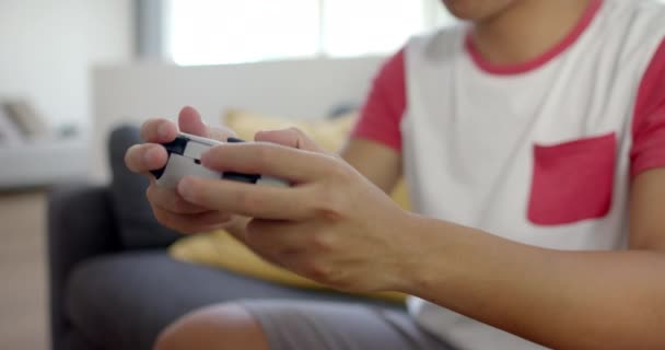 Подросток Азиат Наслаждается Игрой Виртуальной Реальности Дома Внимание Интенсивно Движется — стоковое видео