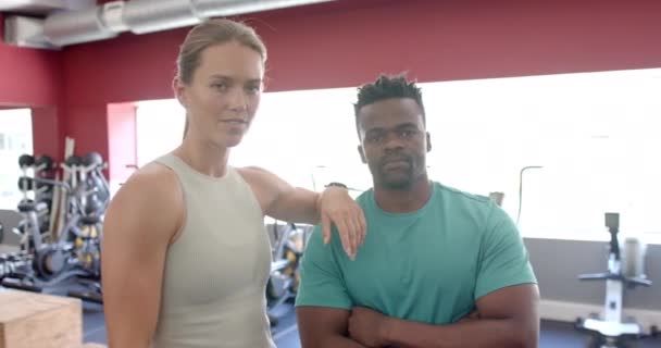 Spor Salonunda Çift Egzersizlerini Birbirine Uydurun Odaklanmalarını Korurlar Aynı Zamanda — Stok video