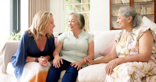 3명의 여성들이 집에서 소파에서 즐거운 시간을 보냅니다 그룹에는 아시아 코카서스 — 비디오