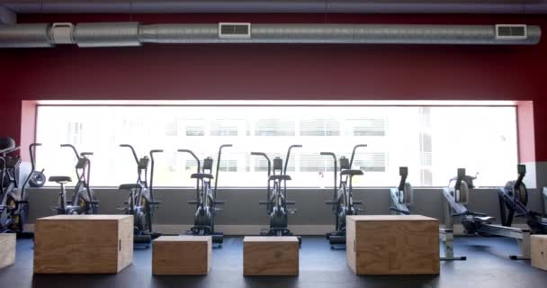 Nowoczesne Wnętrze Sali Gimnastycznej Sprzętem Ćwiczeń Przestrzenią Kopiowania Miłośnicy Fitness — Wideo stockowe