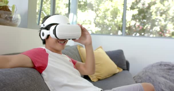 Adolescente Asiático Chico Disfruta Auricular Realidad Virtual Casa Emoción Evidente — Vídeos de Stock