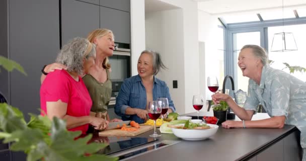 Grupul Senior Divers Femei Împărtășesc Râs Într Bucătărie Modernă Timp — Videoclip de stoc