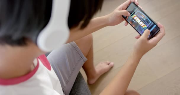 Tinédzser Ázsiai Fiú Játszik Egy Mobil Játék Otthon Fénymásolás Helyet — Stock videók