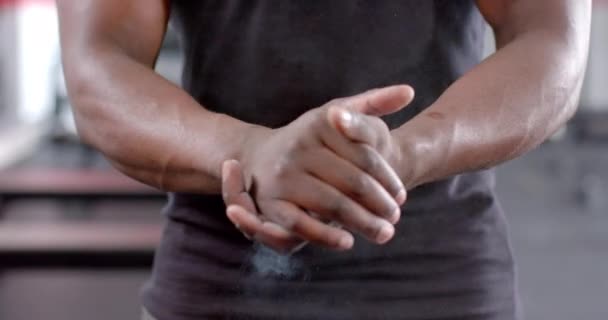 Der Fitte Afroamerikaner Streckt Vor Einem Training Seine Hände Aus — Stockvideo
