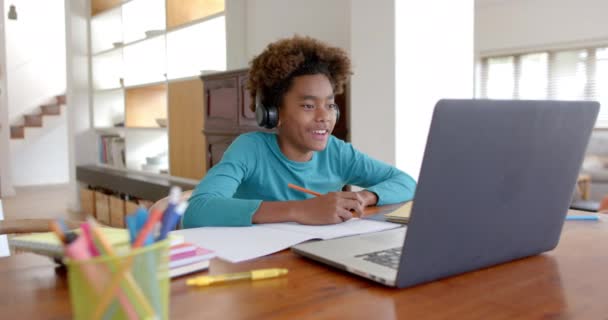 Afroamerikansk Pojke Hörlurar Använder Laptop För Online Klass Slow Motion — Stockvideo