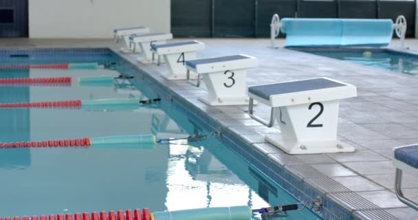 Startblock Vid Swimmingpool Redo För Tävling Bilden Fångar Tävlingsmiljön Idrottsanläggning — Stockvideo