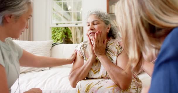 Starsza Birasowa Kobieta Jest Smutna Pocieszona Przez Przyjaciół Domu Biała — Wideo stockowe
