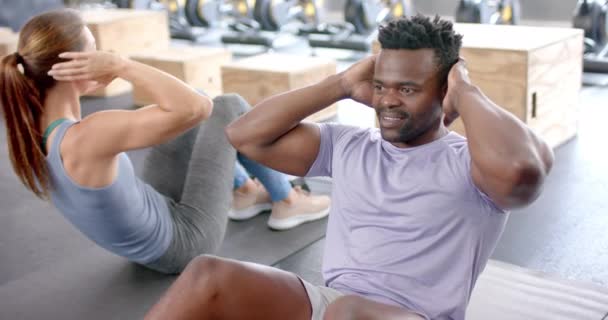 Spor Salonundaki Bir Antrenmandan Sonra Zinde Bir Çift Dinleniyor Yorgunluk — Stok video