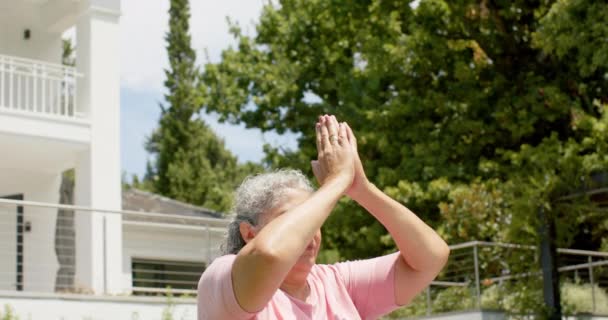 Senioren Biracial Vrouw Mediteert Een Rustige Outdoor Omgeving Beoefent Mindfulness — Stockvideo