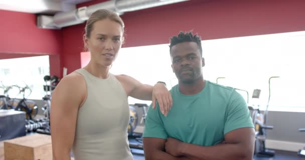 Fit Jeune Femme Caucasienne Homme Afro Américain Salle Gym Ils — Video