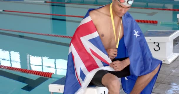 자랑스러운 수영자는 풀사이드를 국기와 공간을 표시합니다 시설에서 자신의 승리를 슬로우 — 비디오