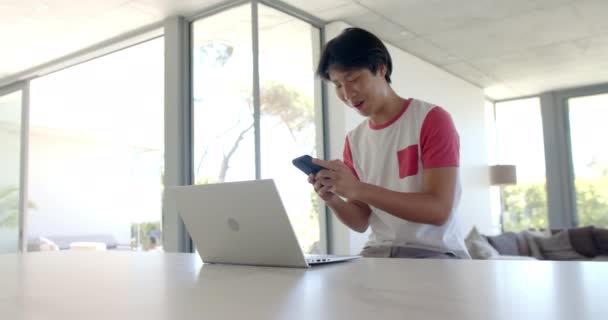 Teenage Asijský Chlapec Studuje Světlé Domácí Kanceláři Zaměřuje Soustředěně Svůj — Stock video
