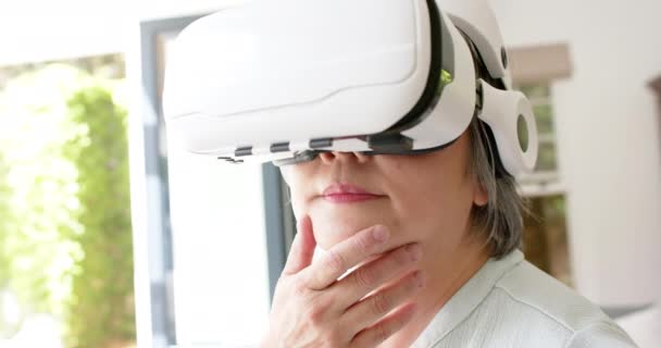 资深亚洲女人探索虚拟现实 她戴着Vr耳机 在家里体验尖端技术 慢动作 — 图库视频影像