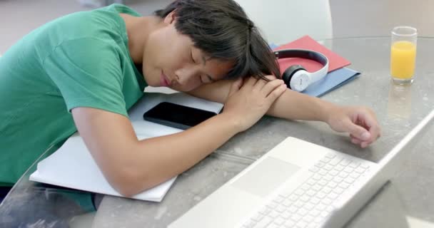 Adolescent Asiatique Garçon Repose Tête Sur Bureau Tout Étudiant Avec — Video