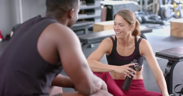 Passar Ung Vit Kvinna Chattar Med Afroamerikansk Man Gymmet Delar — Stockvideo