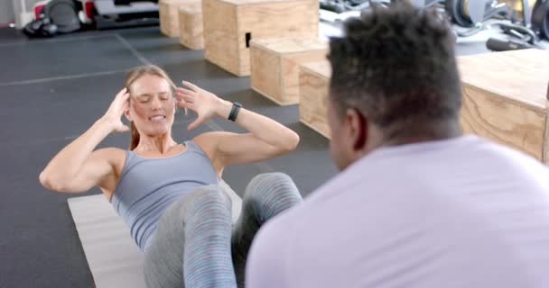 Beyaz Kadın Spor Salonunda Egzersiz Yapıyor Afrikalı Bir Amerikalı Erkek — Stok video