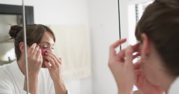 Mujer Caucásica Mediana Edad Examina Piel Espejo Casa Ella Centra — Vídeo de stock